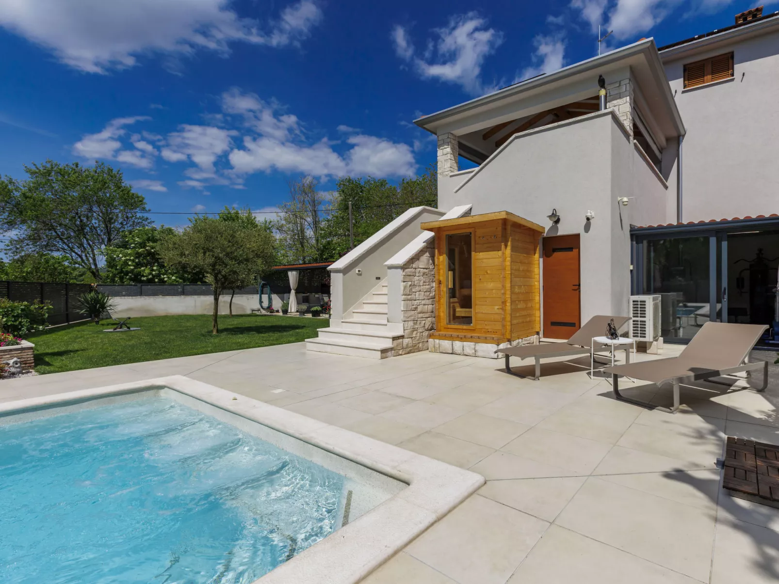 Villa Lora-Draußen