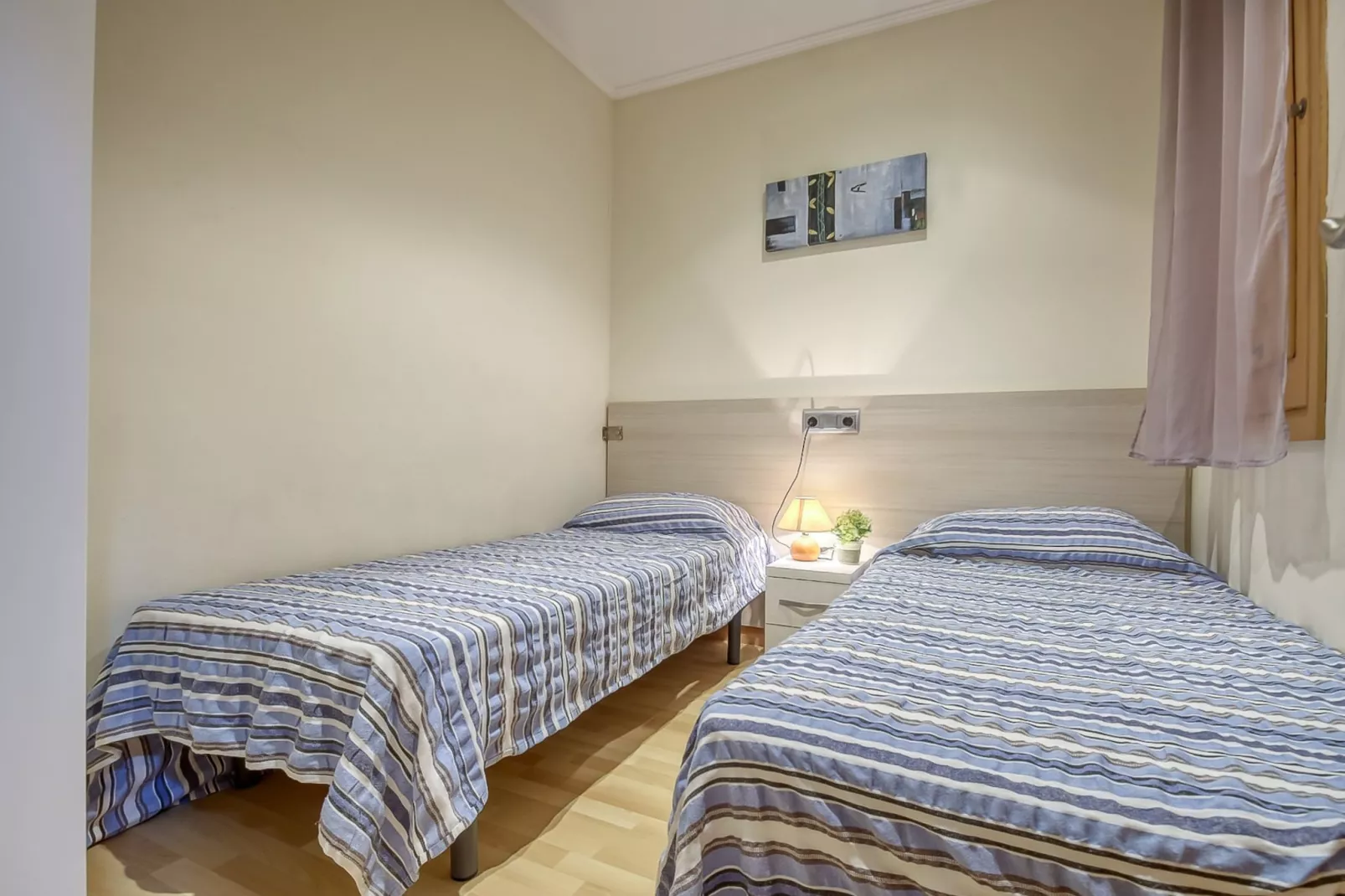 P.C. MESTRAL 1  1 Roses-Bedroom