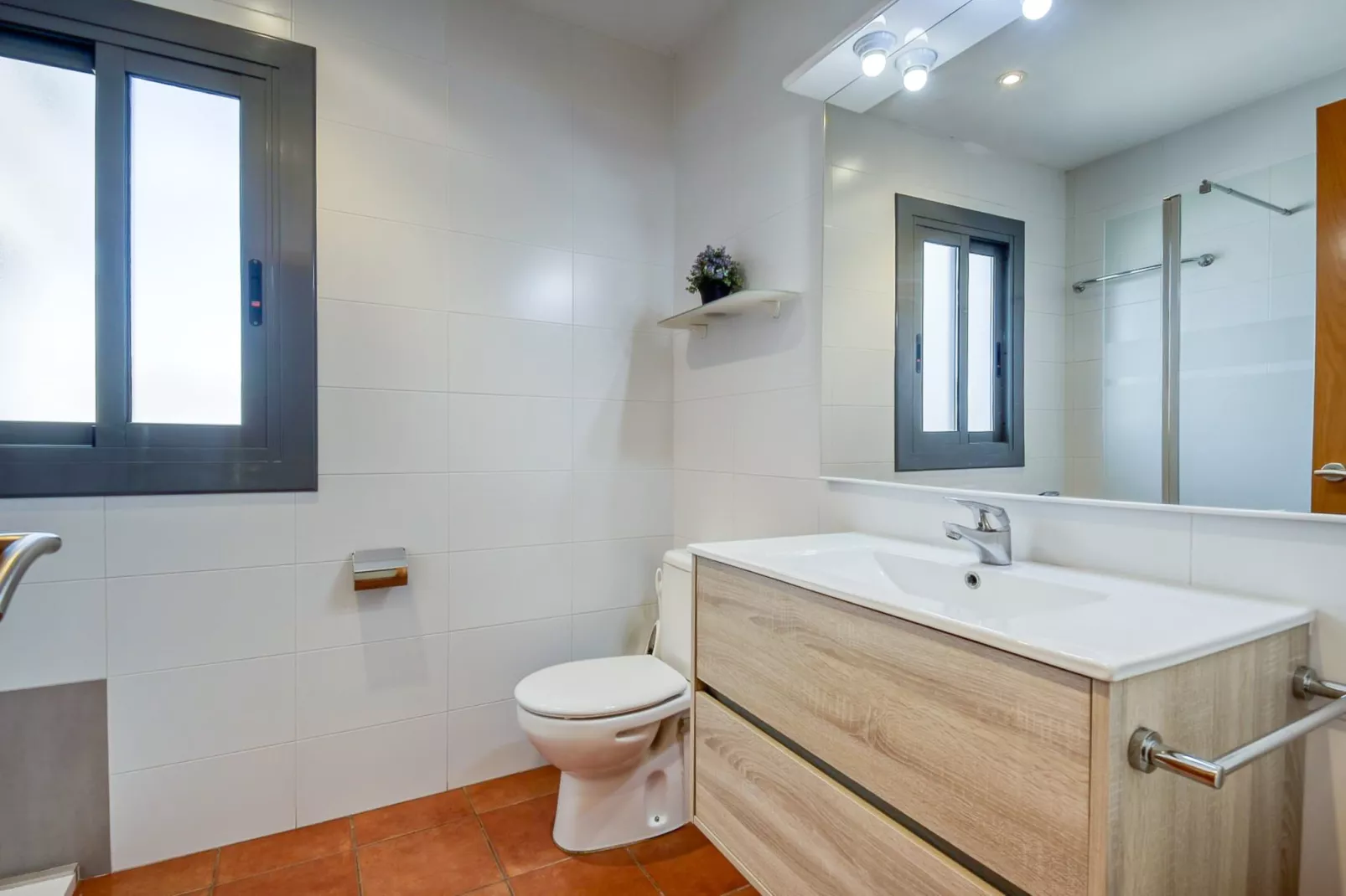 P.C. GREGAL 4 ATICO Roses-Bathroom