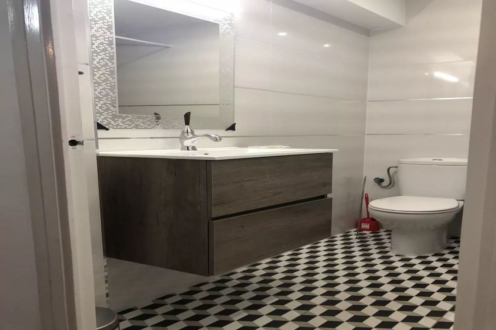 MONTGRIS 2-9-Bathroom