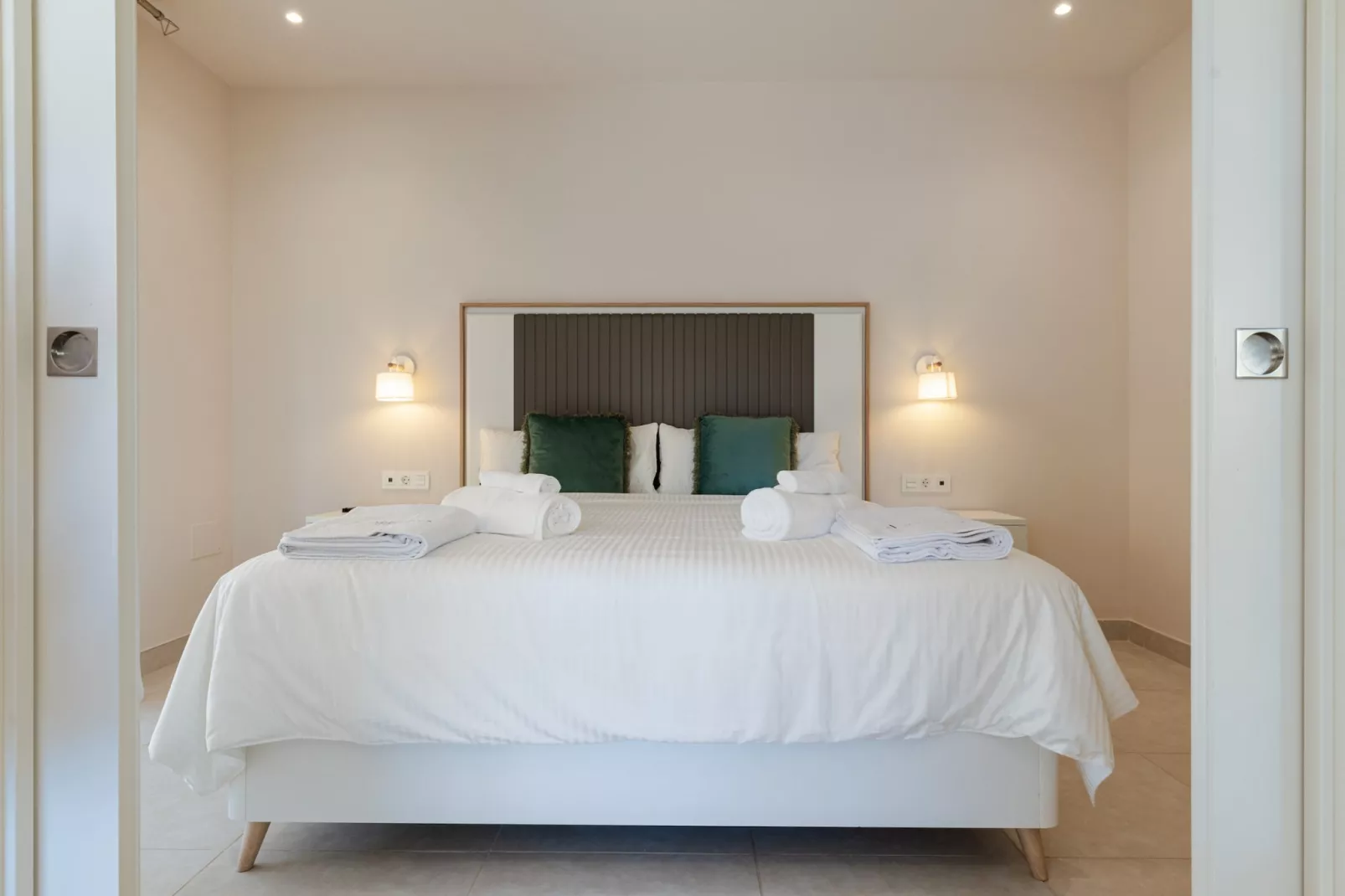 Jardinana - apartment with two bedrooms close to b-Bedroom