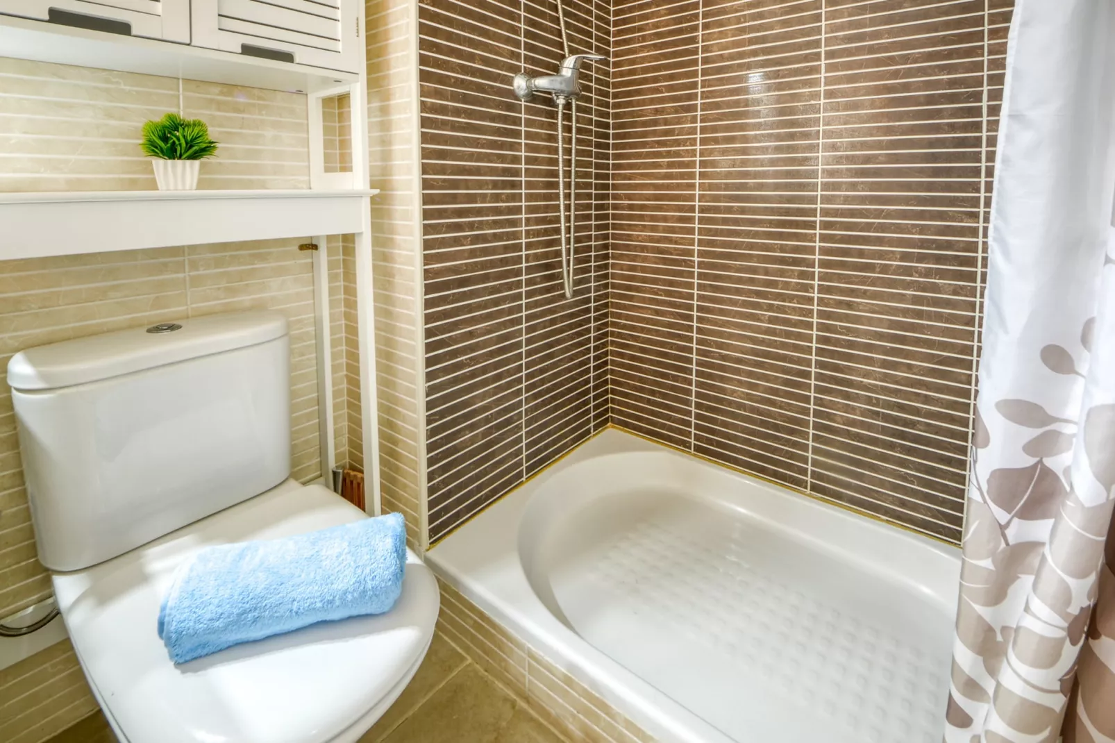 MARINES GARBI  2 8 Roses-Bathroom