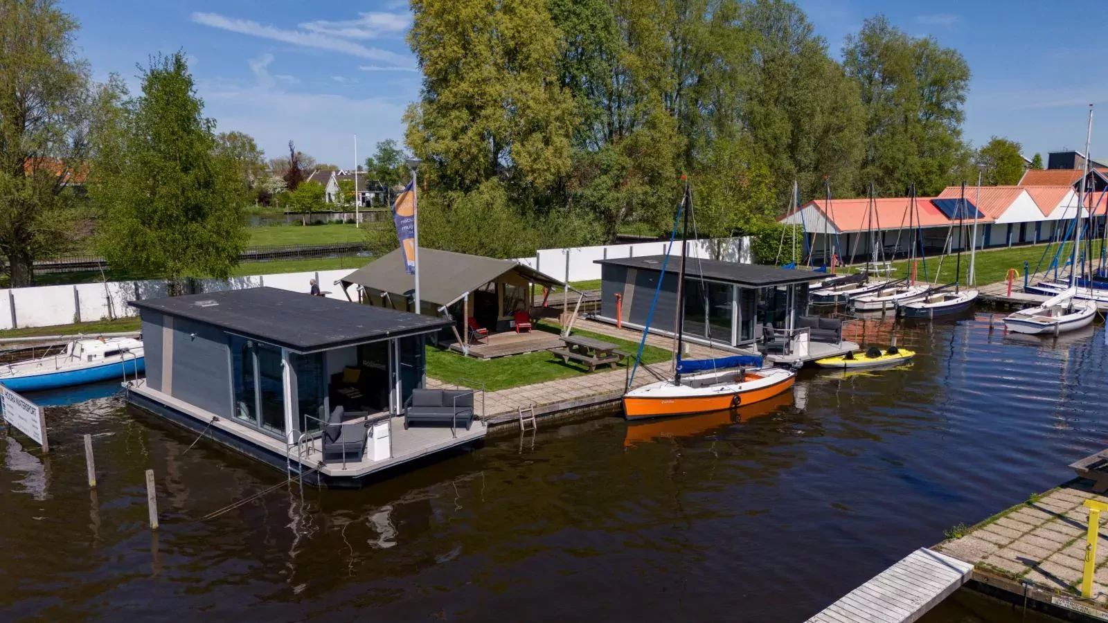 Floating in Heeg-Exterior summer