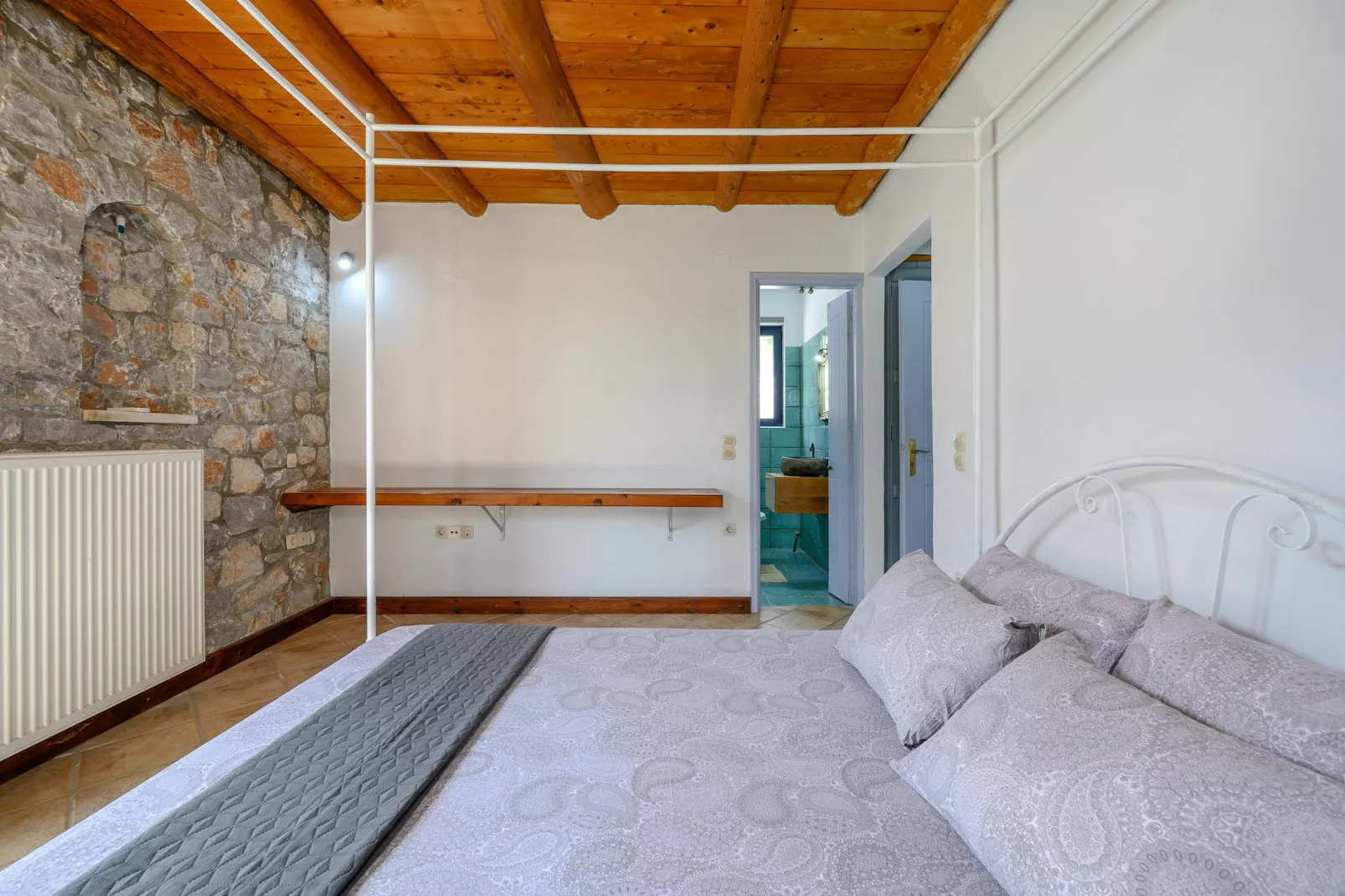 Rozare-Bedroom