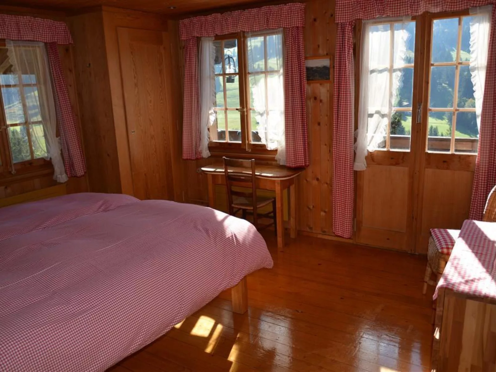 La Ruche, Chalet-Inside