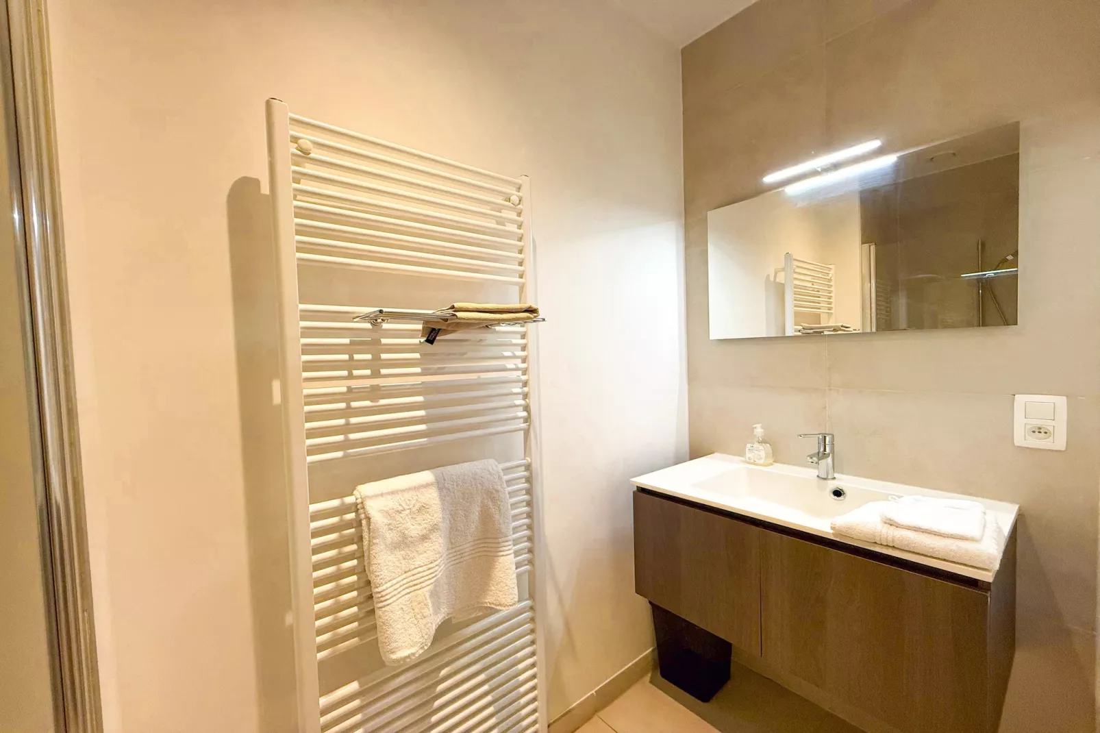 Luxe appartement Montoyer-Bathroom