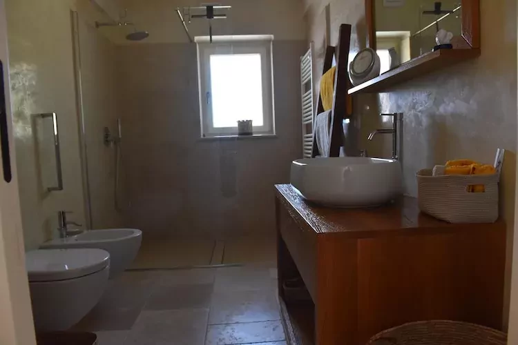 Villa Trulli dell'amore mit beheiztem Pool in Ostuni-Bathroom