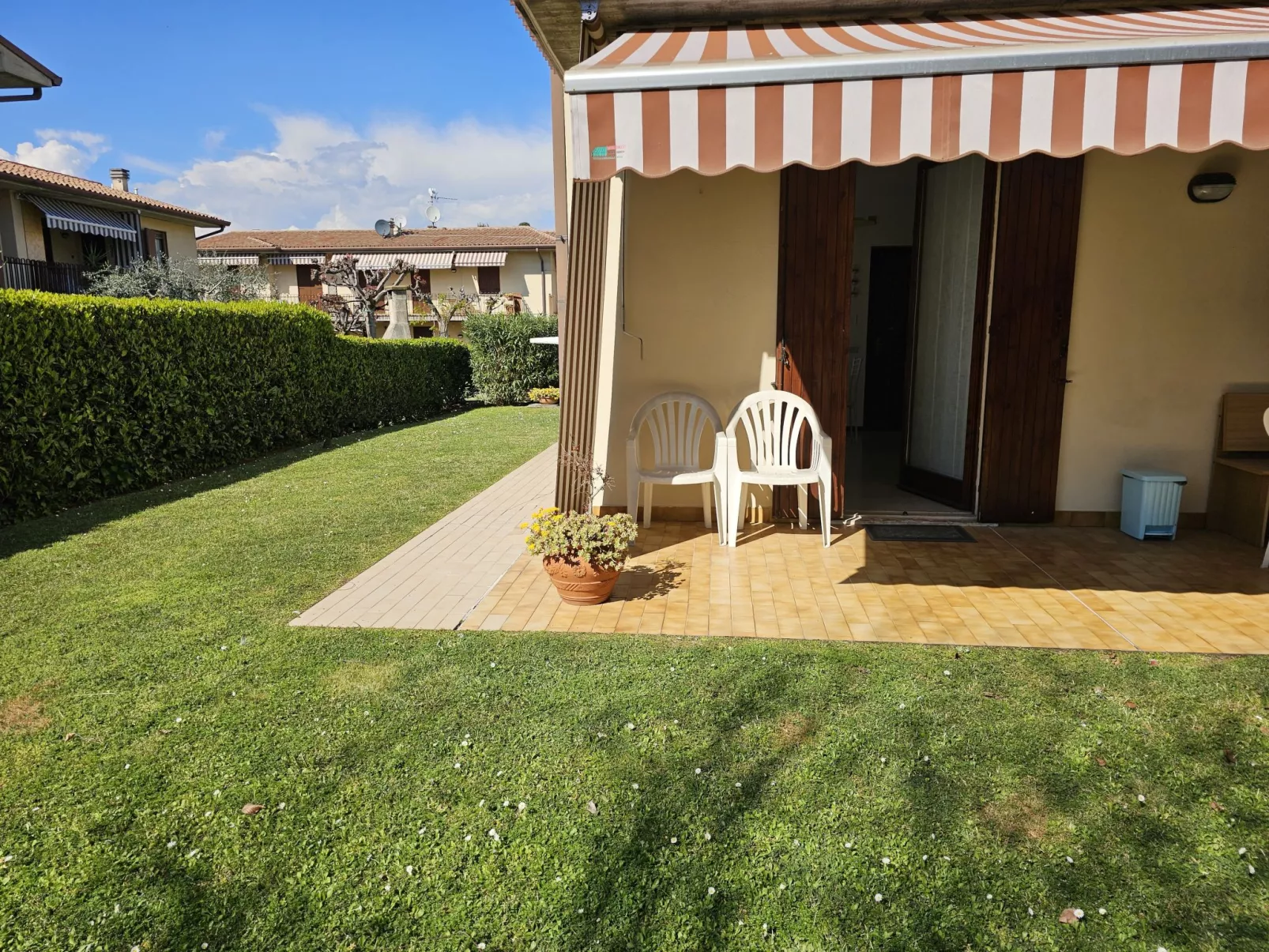 Sole del Garda-Outside