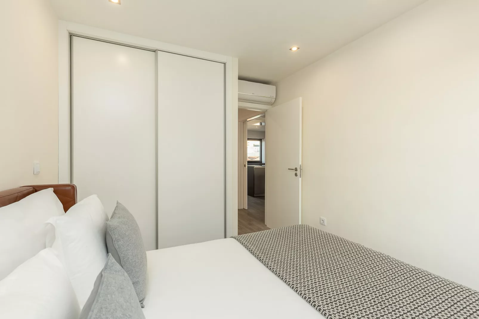 YOUROPO - Central-Bedroom