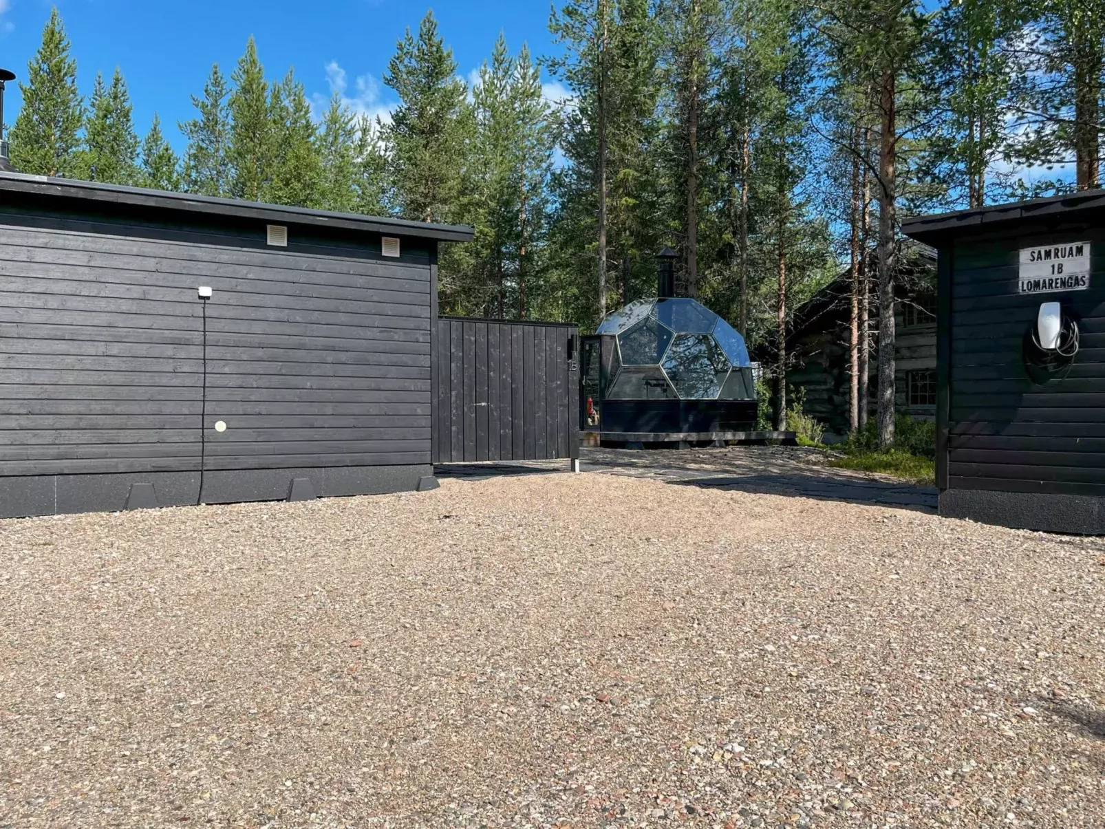 Samruam b aurora cabin-Outside