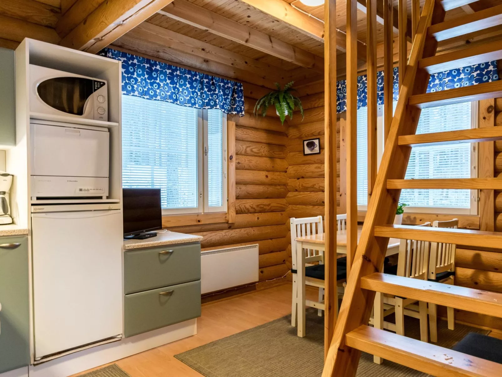 Kilpolan orvokki, pauliina ja karoliina-Inside