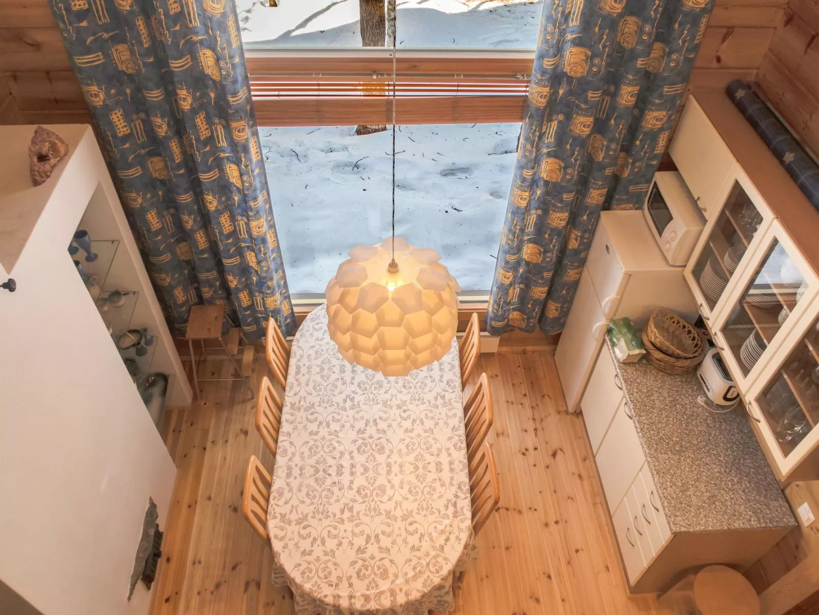 Villa rukaherttua-Inside