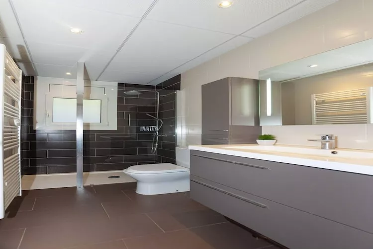 1233 VILA NEUS con piscina-Bathroom