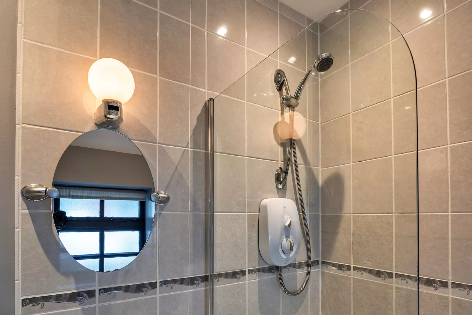 The Lodge at The Cridford Inn-Bathroom