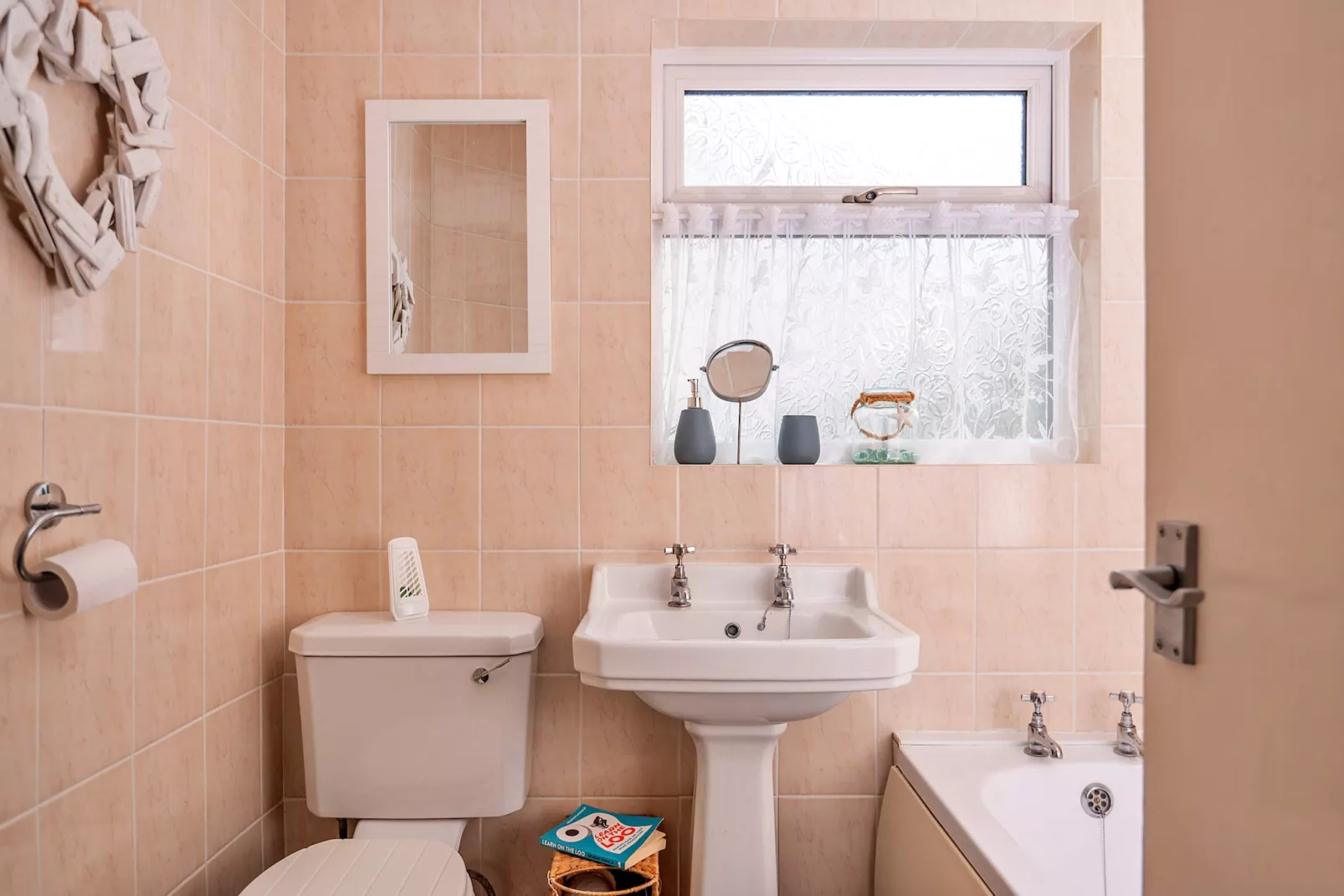 Llys Llewellyn-Bathroom