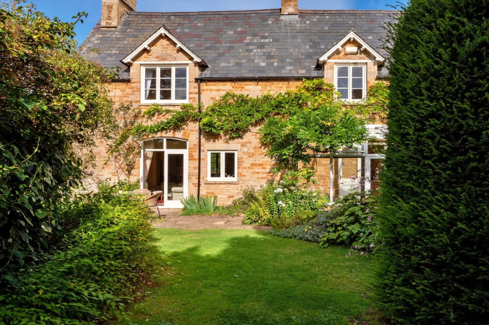 Lodge Cottage-Gardens summer
