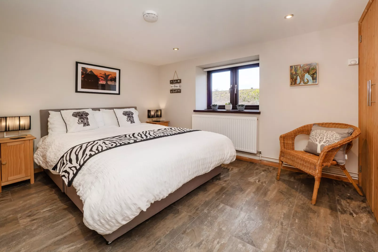 Pottles Cottage-Bedroom
