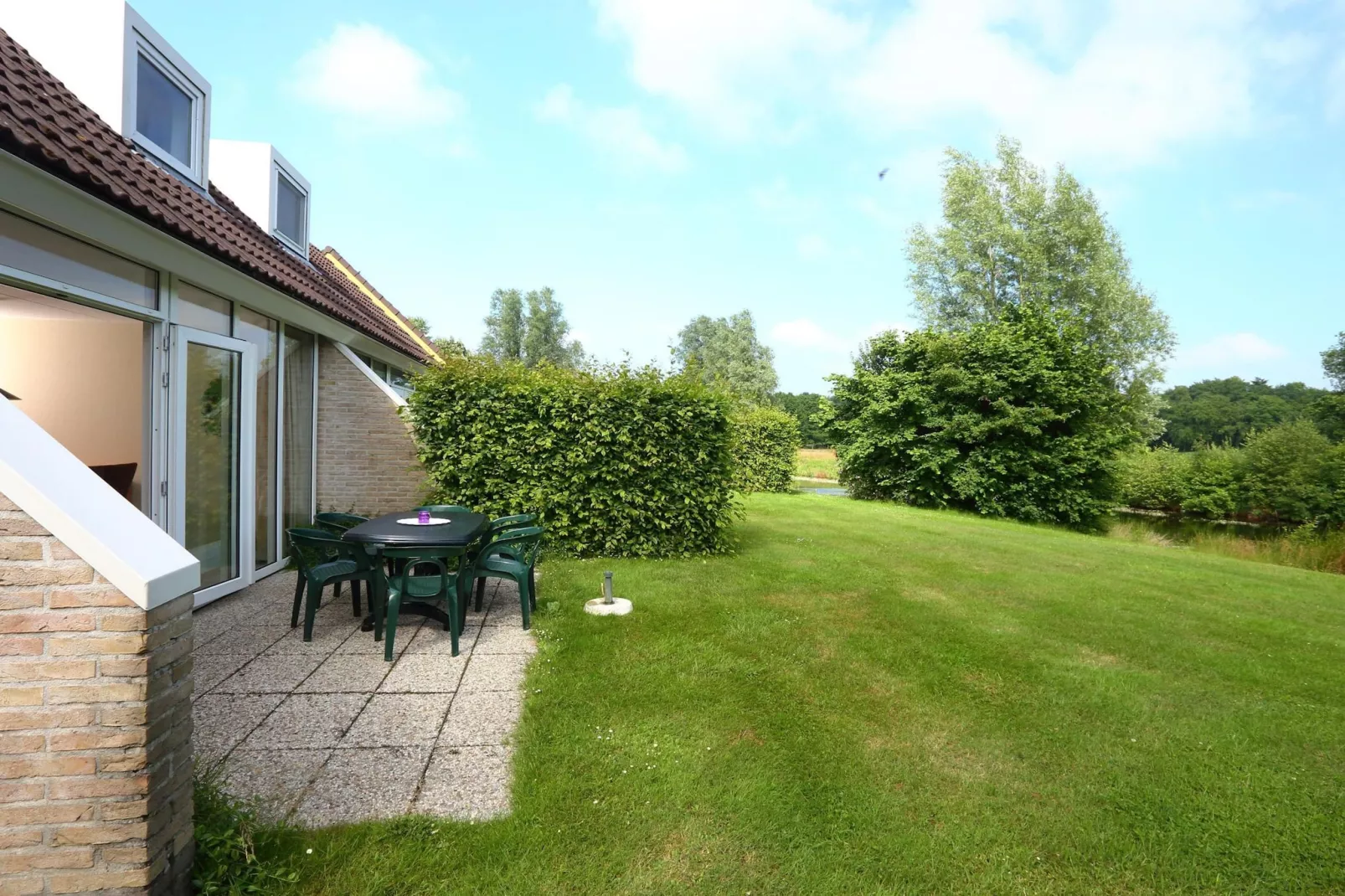 Vakantiepark Emslandermeer 1-Gardens summer