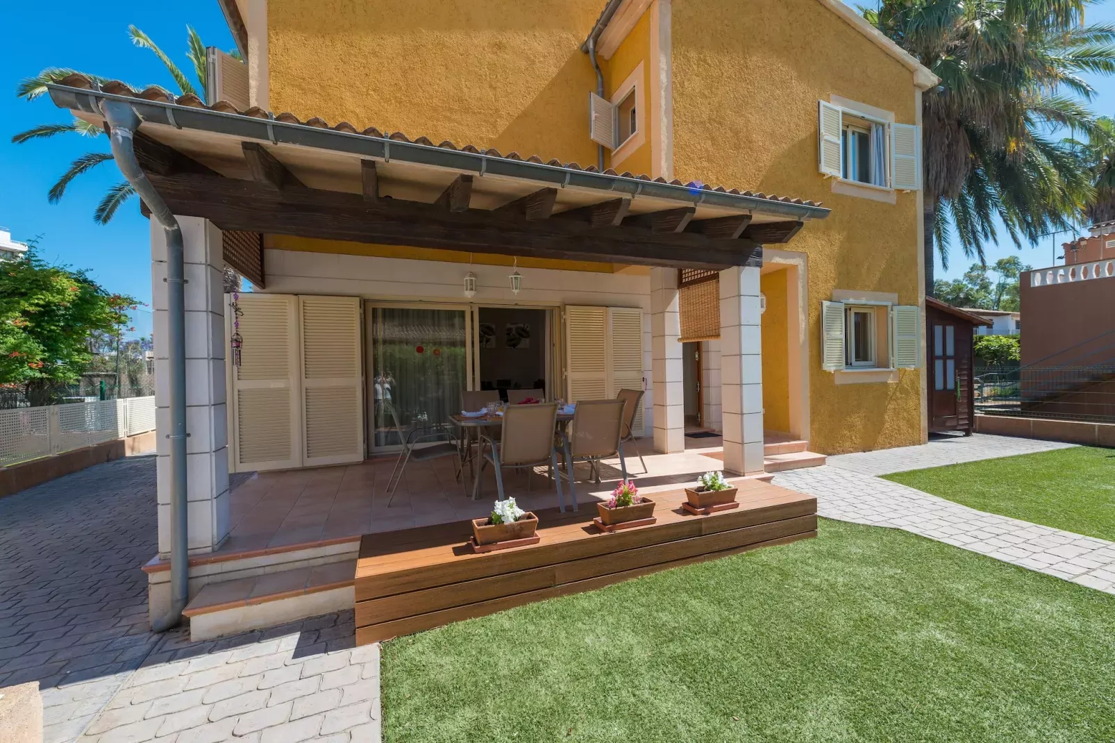 Pereta - Exterior in summer