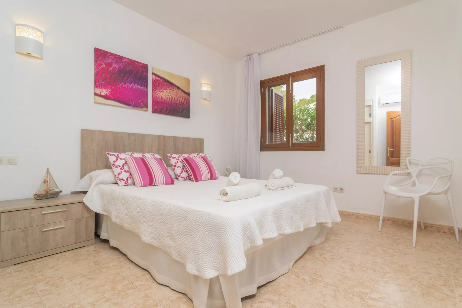 Violeta De Mar-Image-tags.