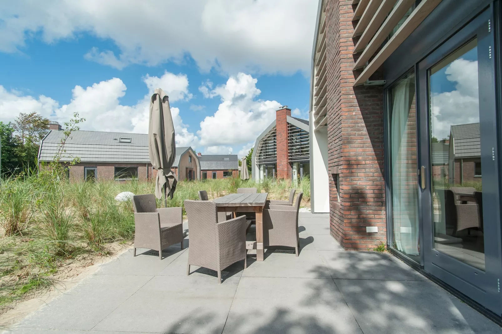 Onder de molen-Gardens summer
