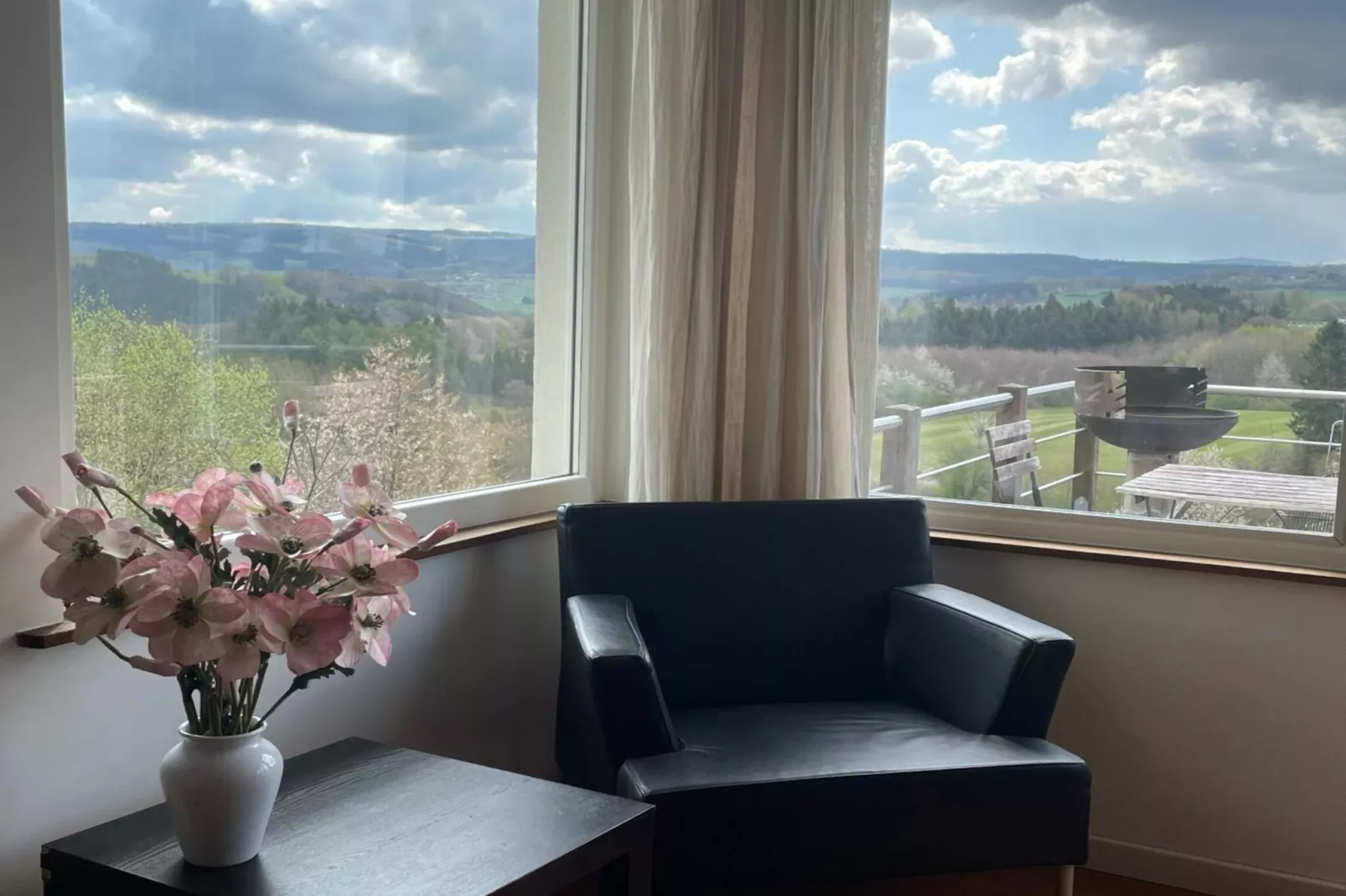 Schöne freistehende Villa mit Sauna in Érezée-Wohnzimmer