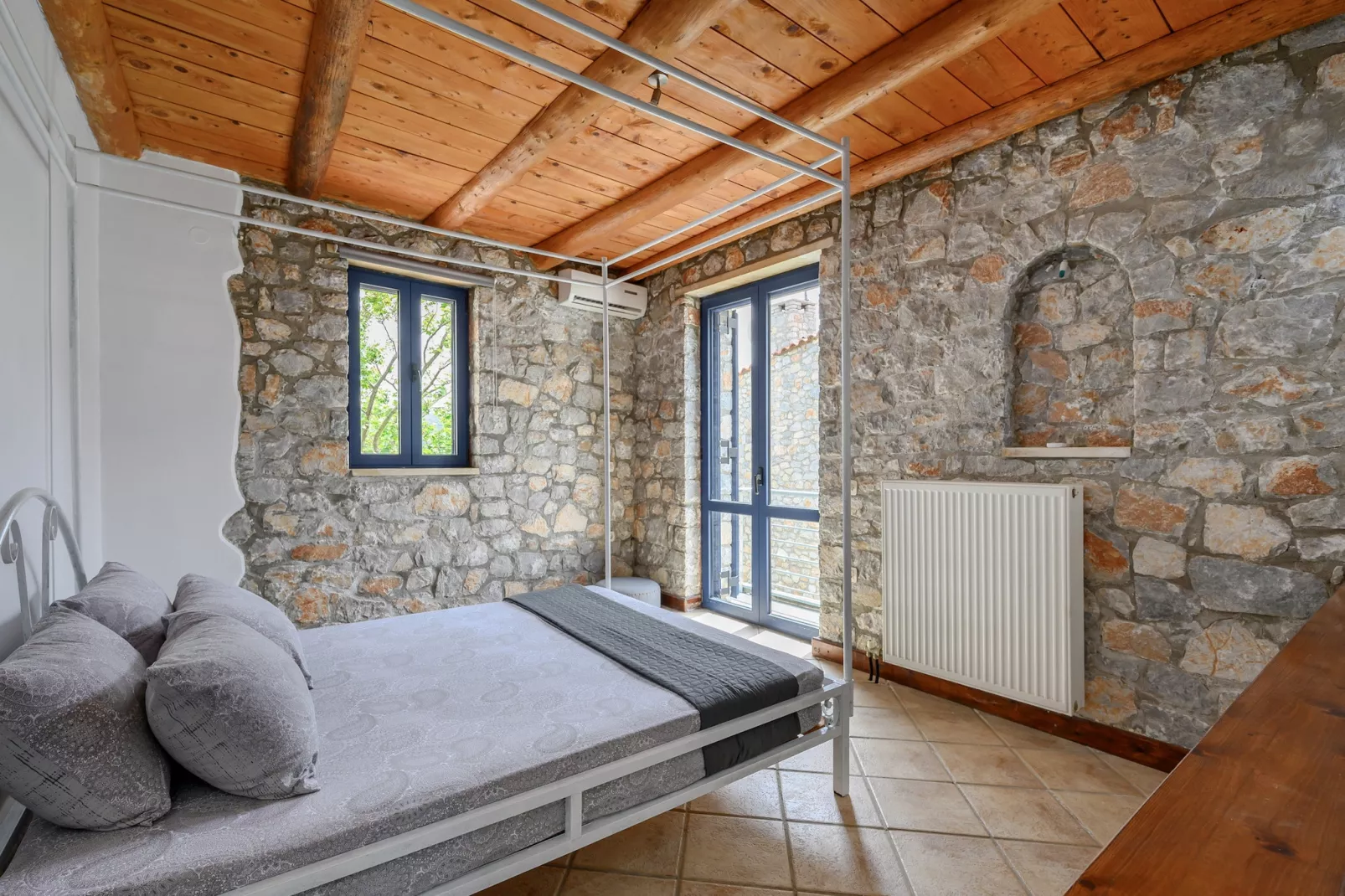 Rozare-Bedroom