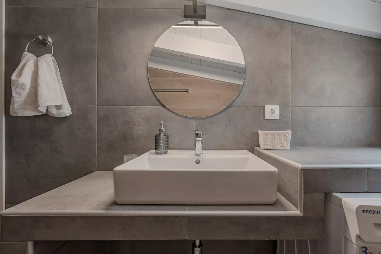 Mythos 6-Bathroom