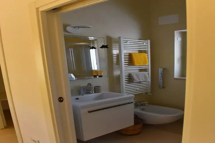 Villa Trulli dell'amore mit beheiztem Pool in Ostuni-Bathroom