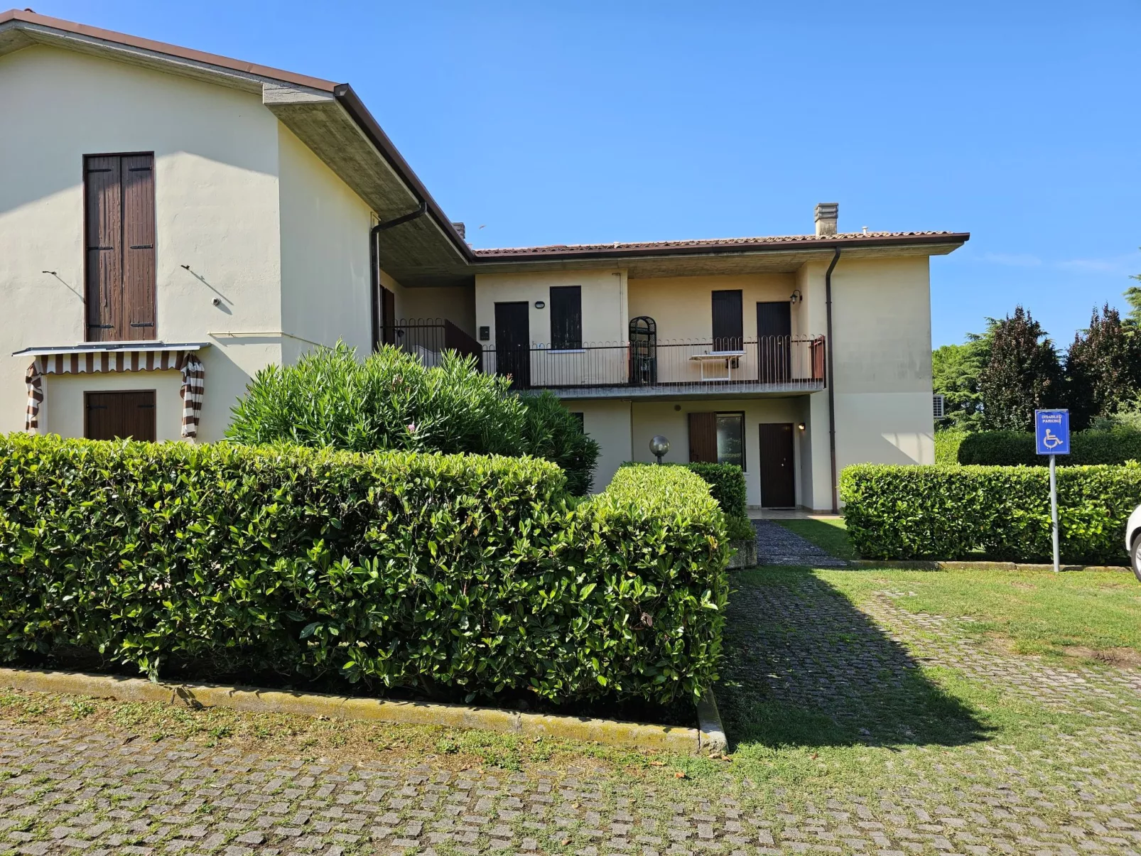 Sole del Garda-Outside