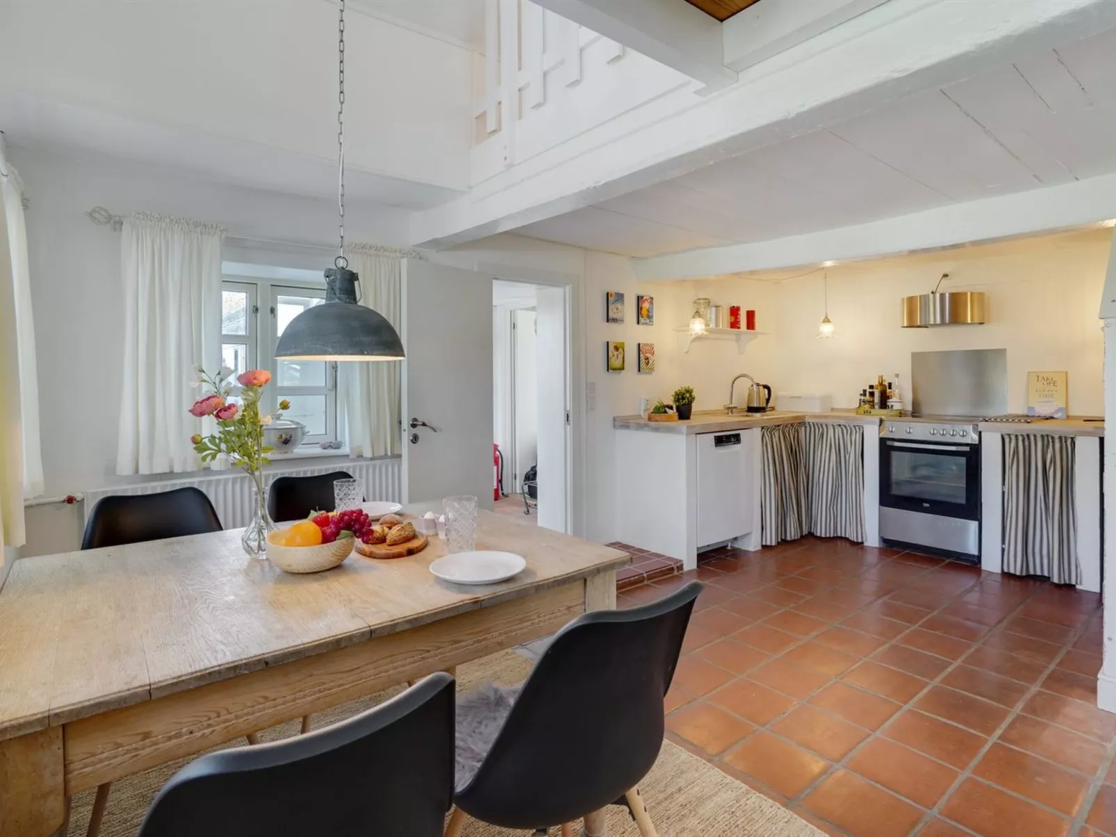 "Gyril" - 100m from the sea-Drinnen