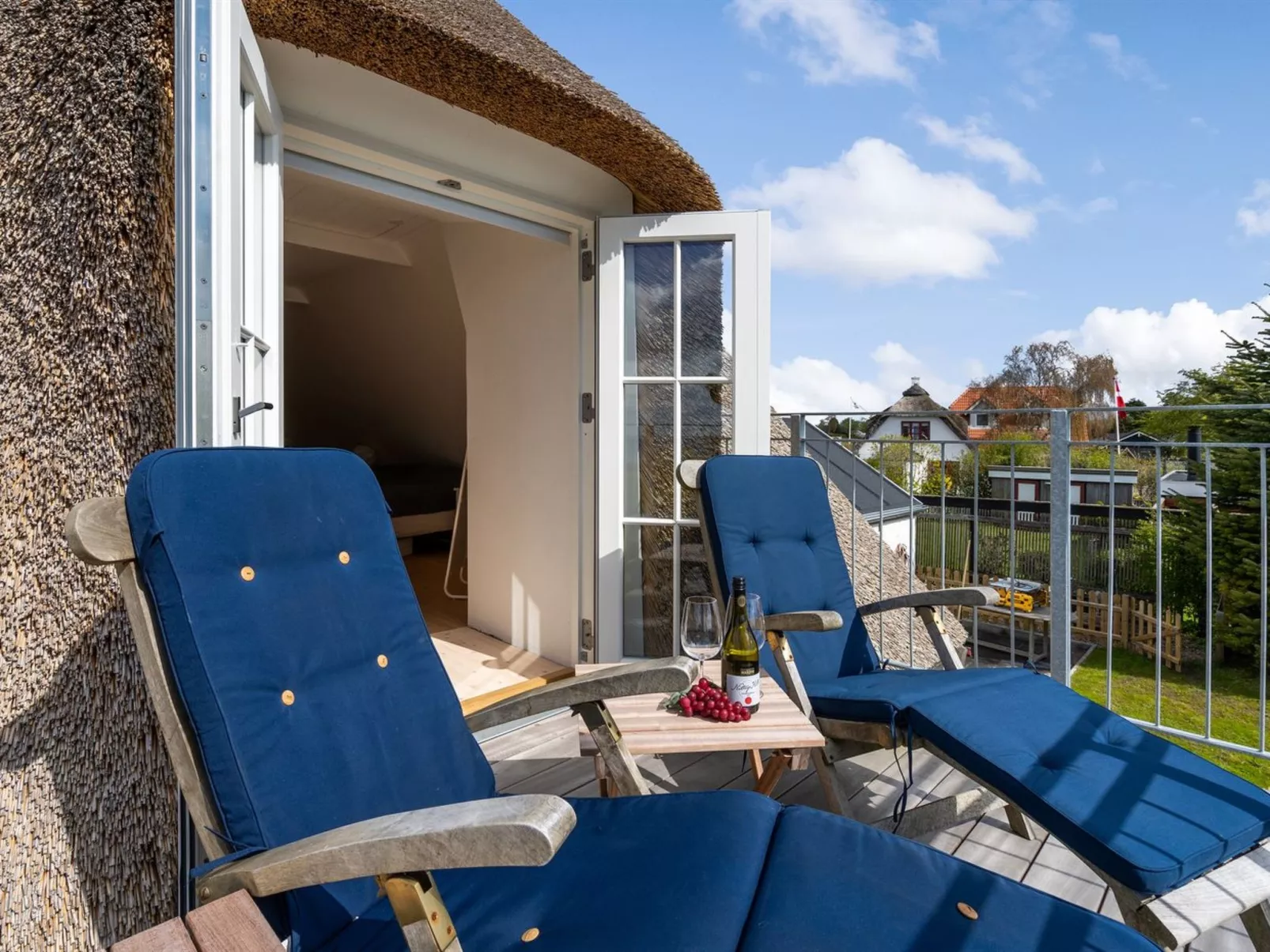 "Gyril" - 100m from the sea-Draußen