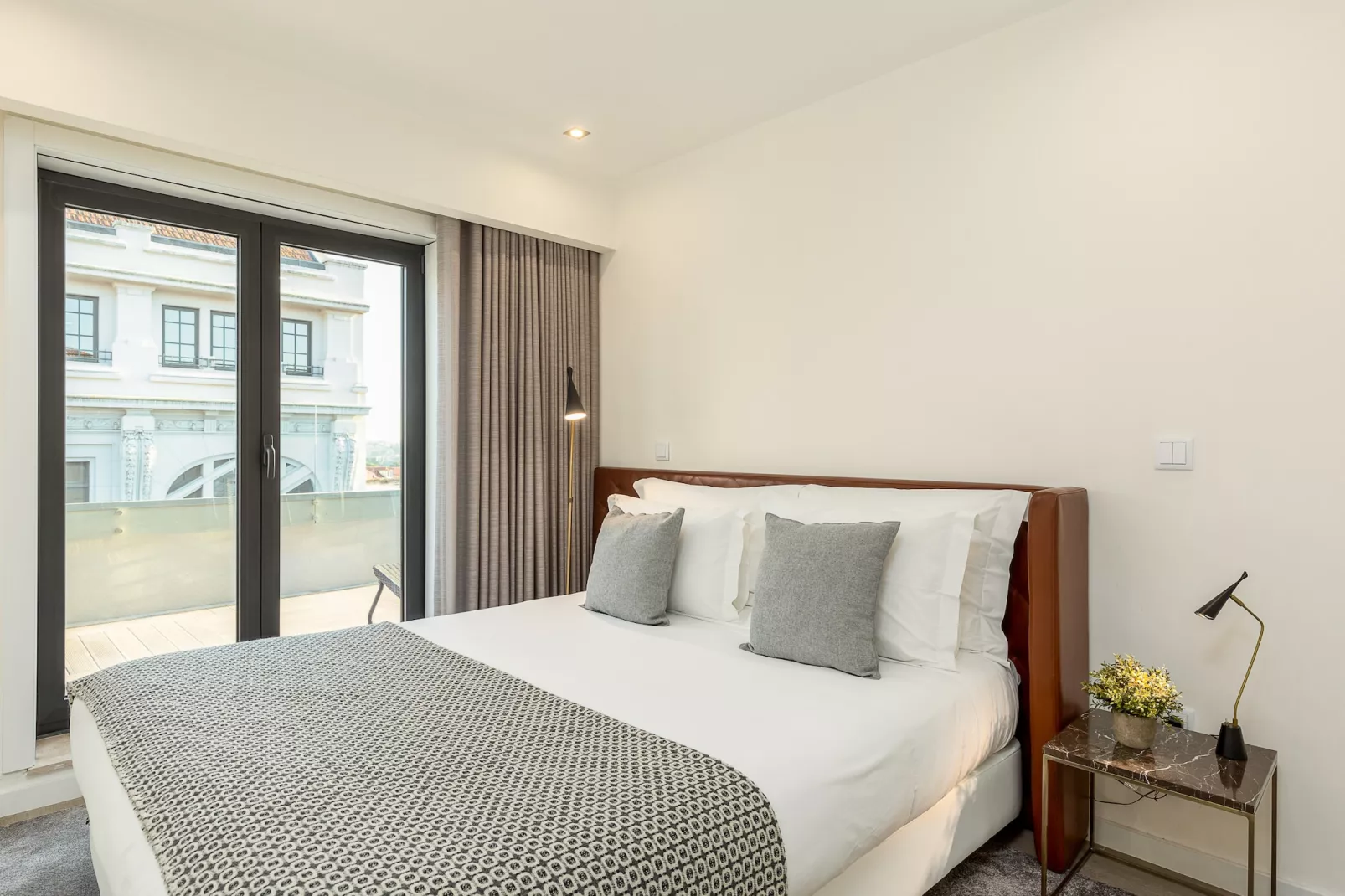 YOUROPO - Central-Bedroom