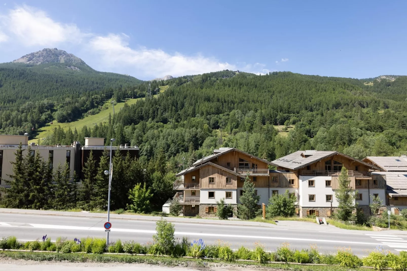 SERRE CHEVALIER Le Cristal Lodge-A26S-Areas summer 1km