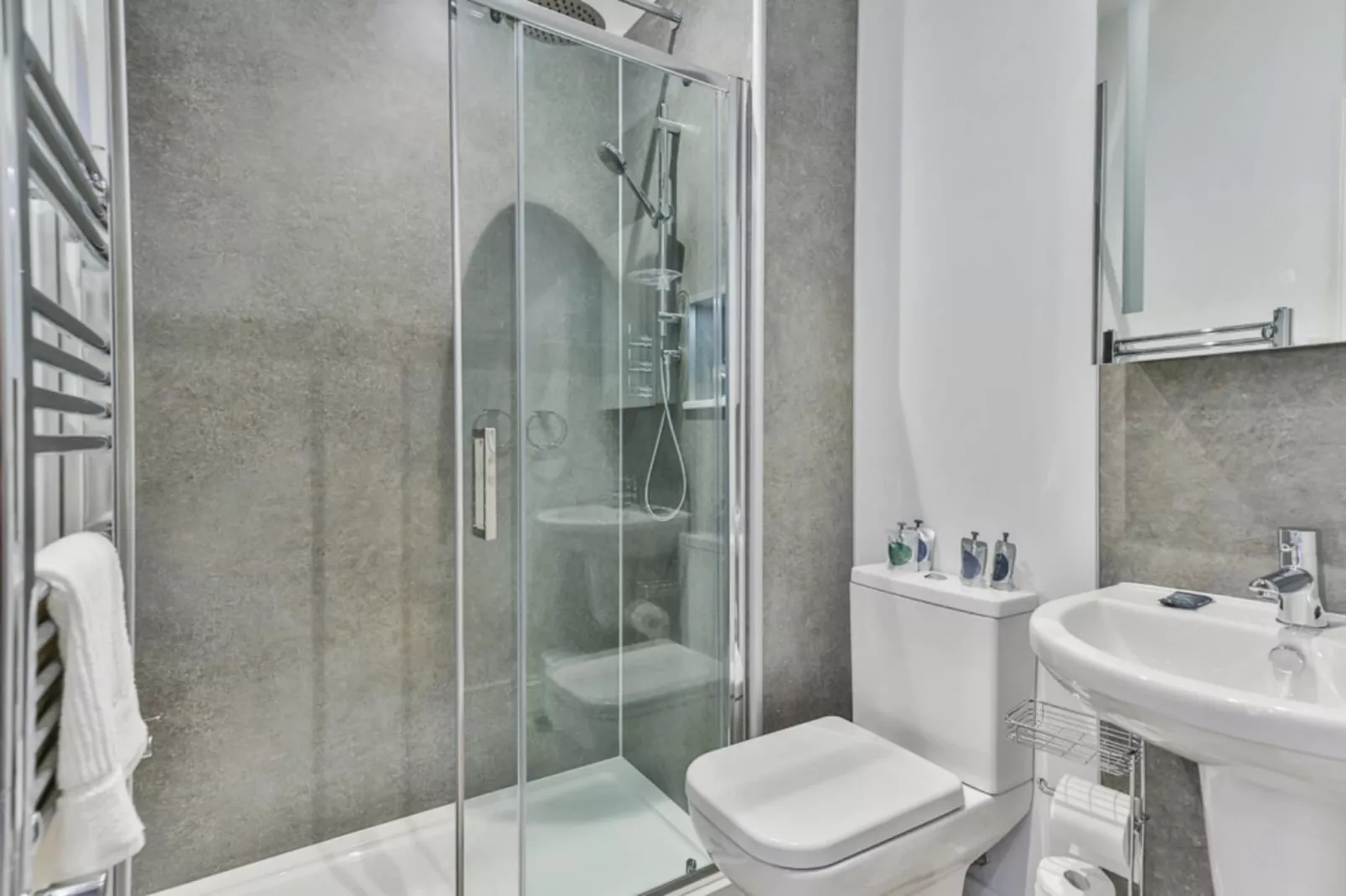 Belle House, Apt 4-Bathroom