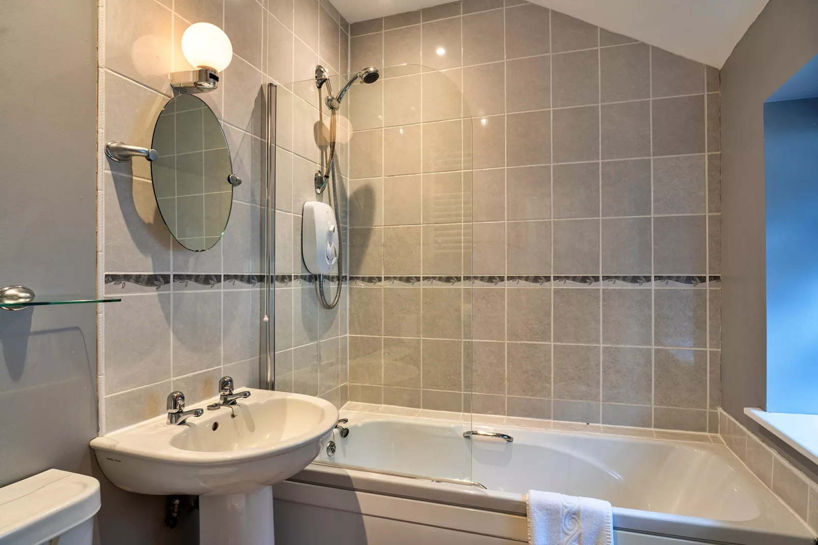 The Lodge at The Cridford Inn-Bathroom