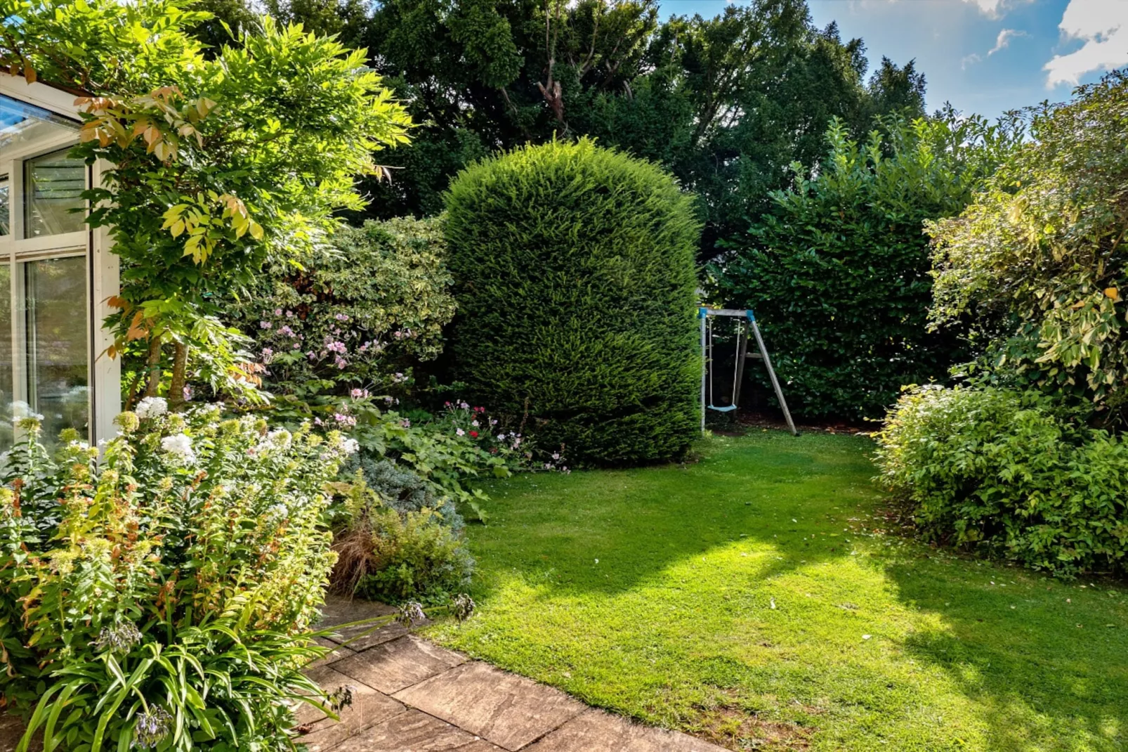 Lodge Cottage-Gardens summer