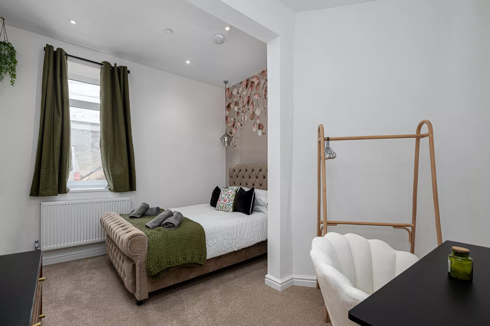 Peace Retreats Apartment - Pwllheli-Bedroom