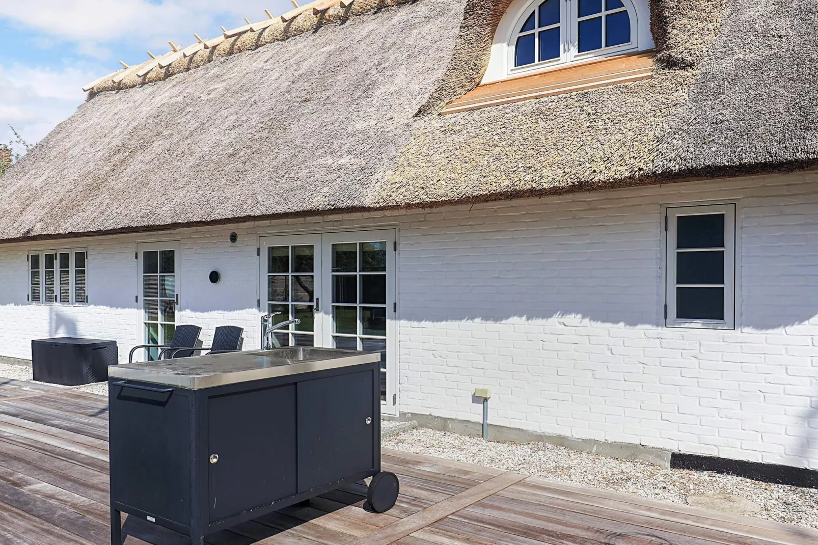 Idyllic Thatched Cottage Retreat-By Traum-View