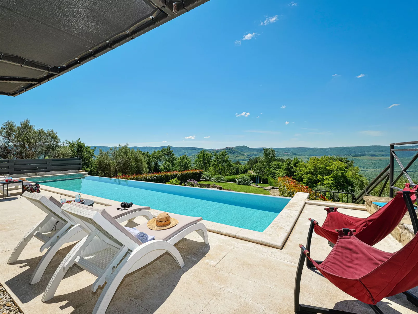 Villa Over the Hilltop-Draußen