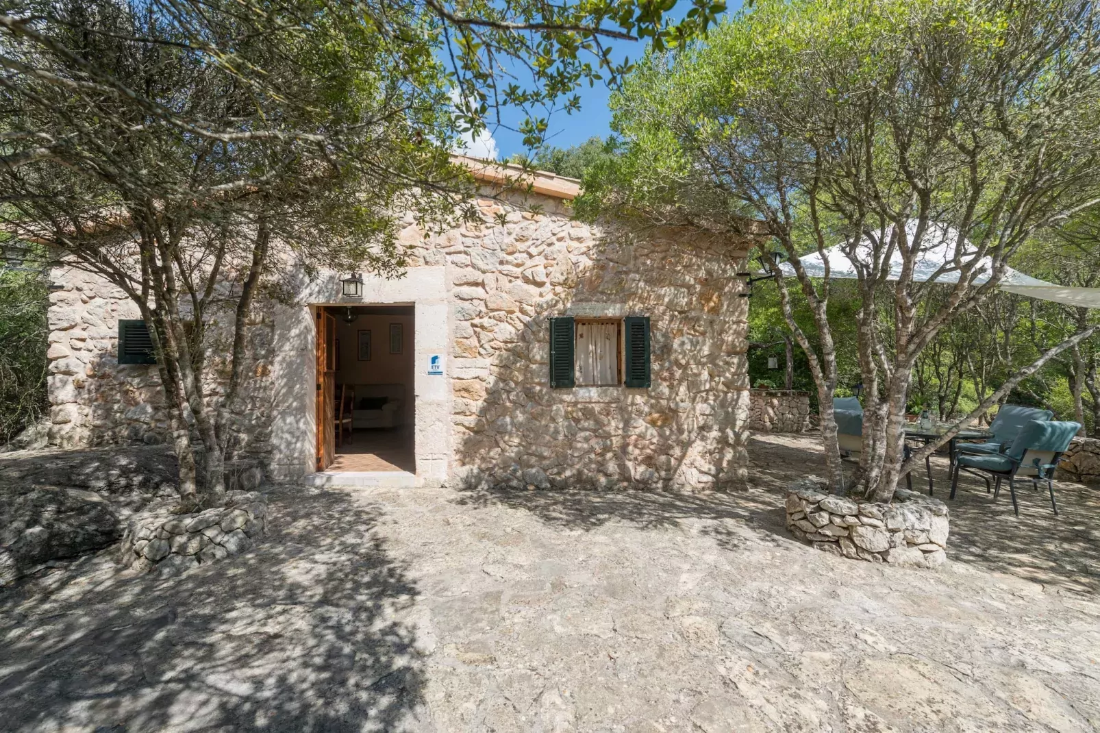 Casa De Piedra - Exterior in summer