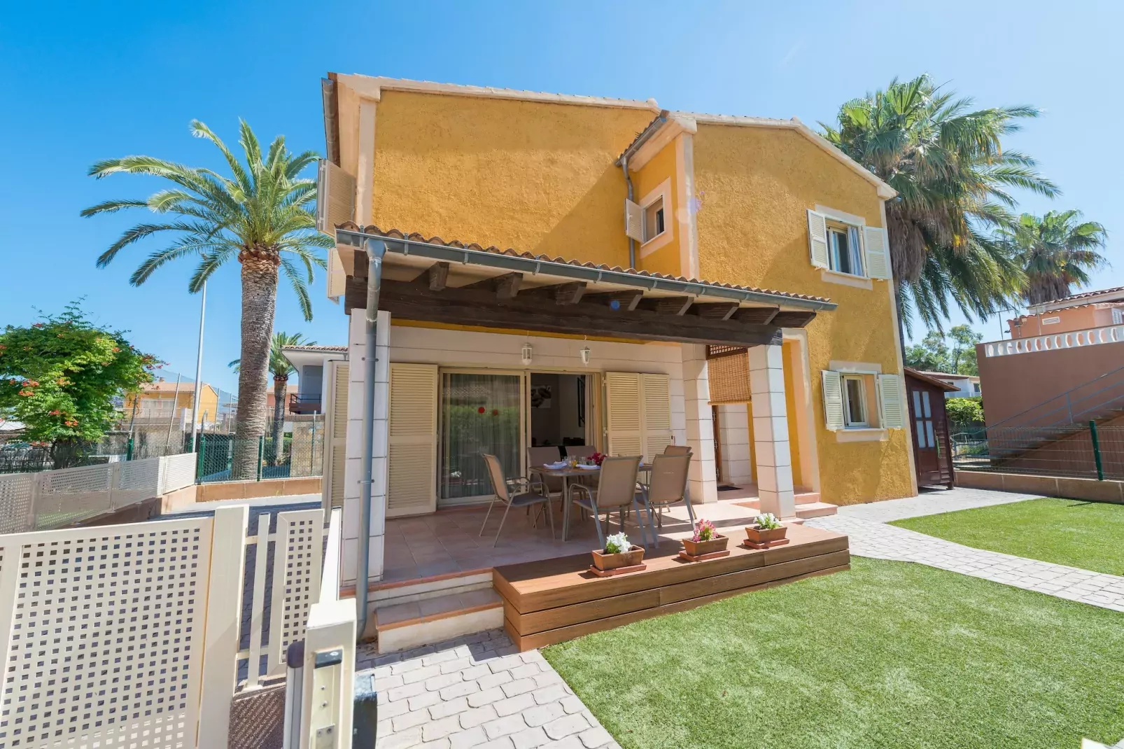 Pereta - Exterior in summer