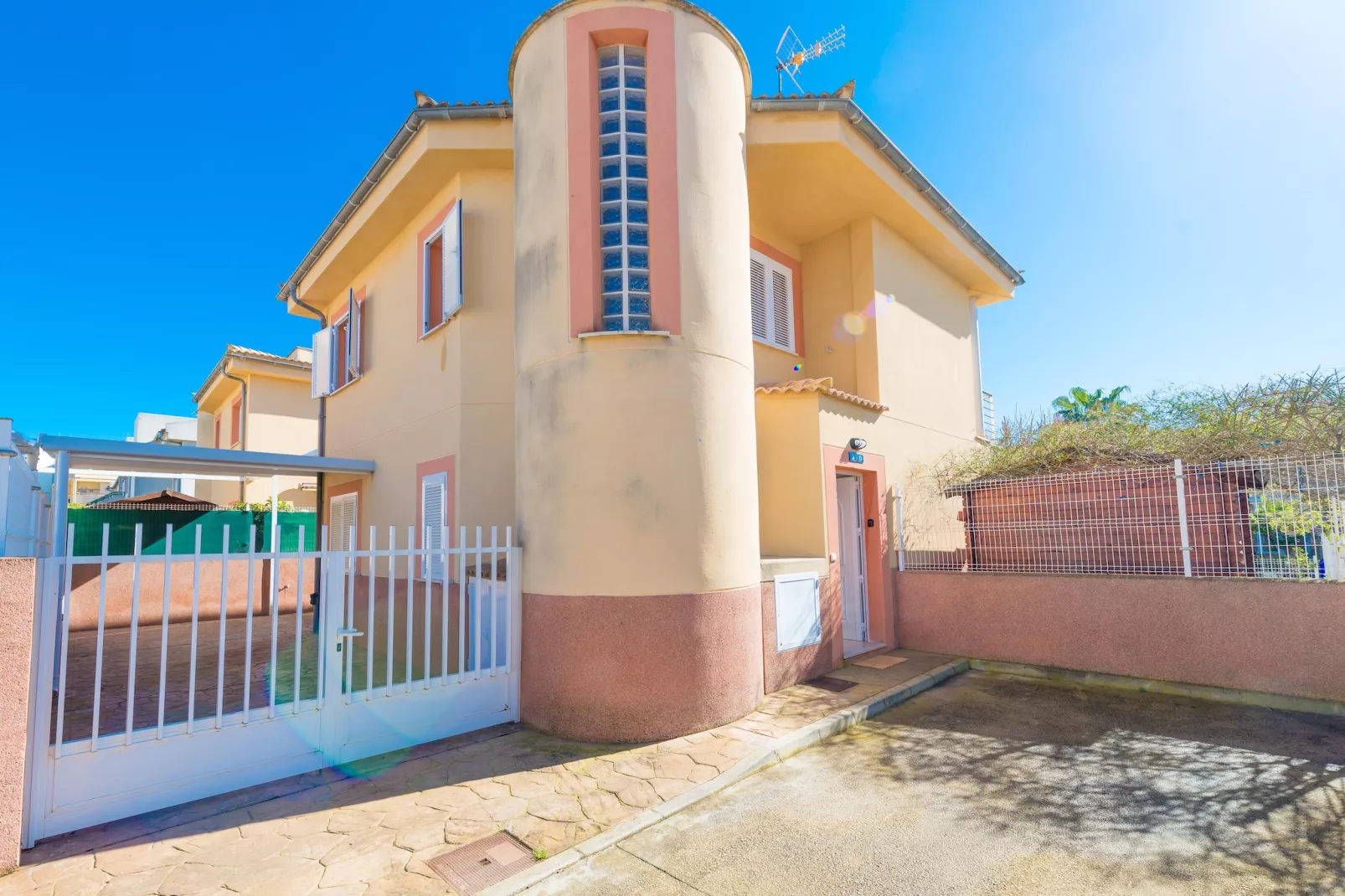 Villa Rosa-Image-tags.