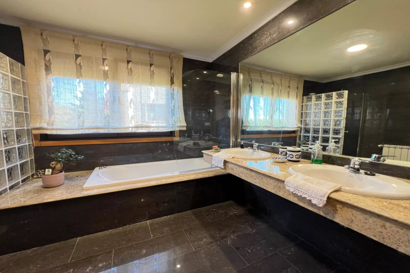 YourHouse Fontevella II-Badezimmer