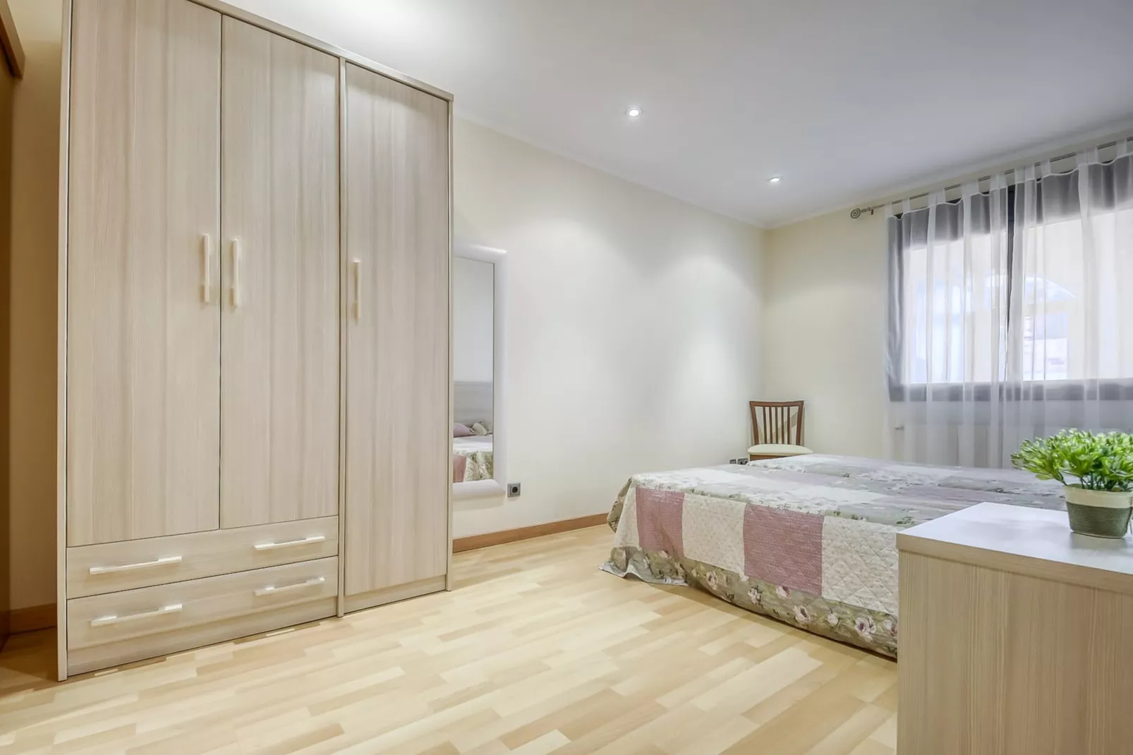 P.C. MESTRAL 1  1 Roses-Bedroom