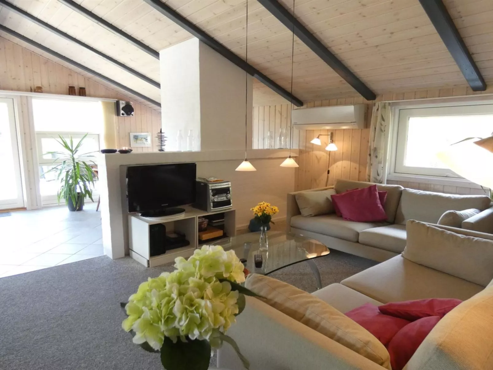 "Esmeralda" - 1.1km from the sea-Inside