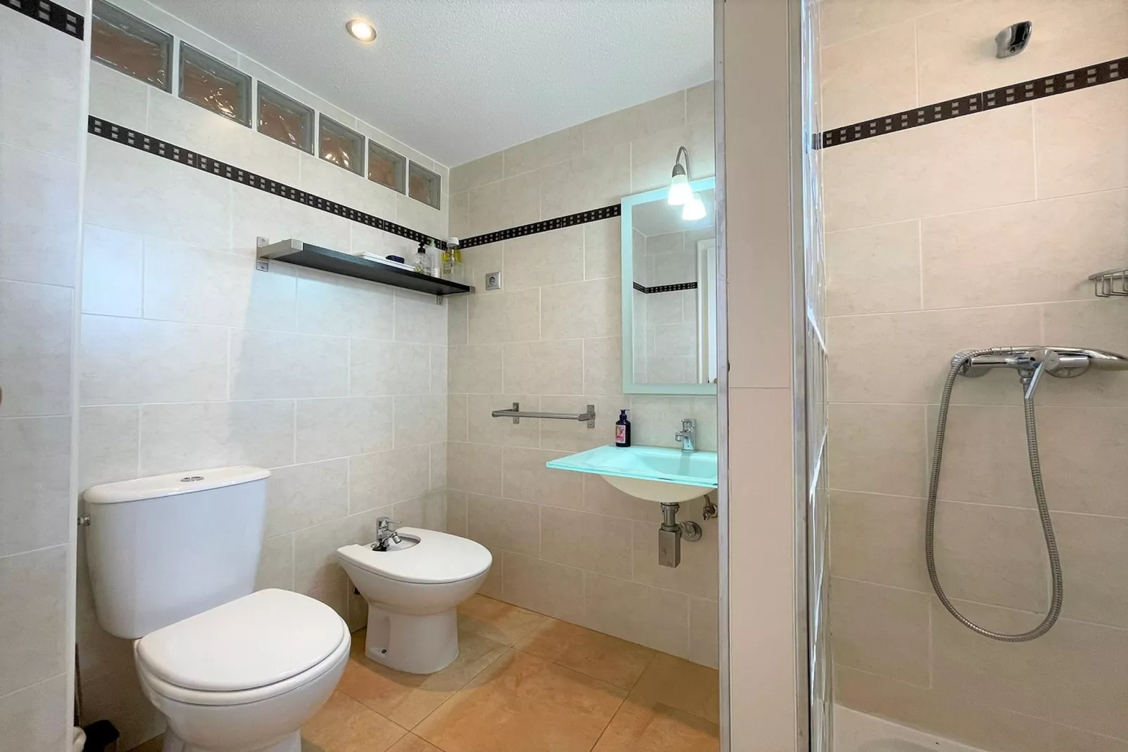 Apartamento con piscina frente al mar en La Manga del Mar Menor-Salle de bain