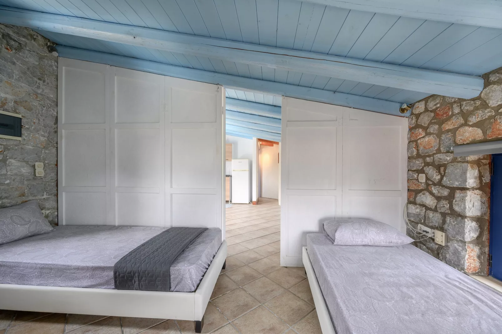 Rozare-Bedroom