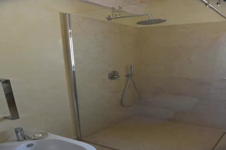 Villa Trulli dell'amore mit beheiztem Pool in Ostuni-Bathroom