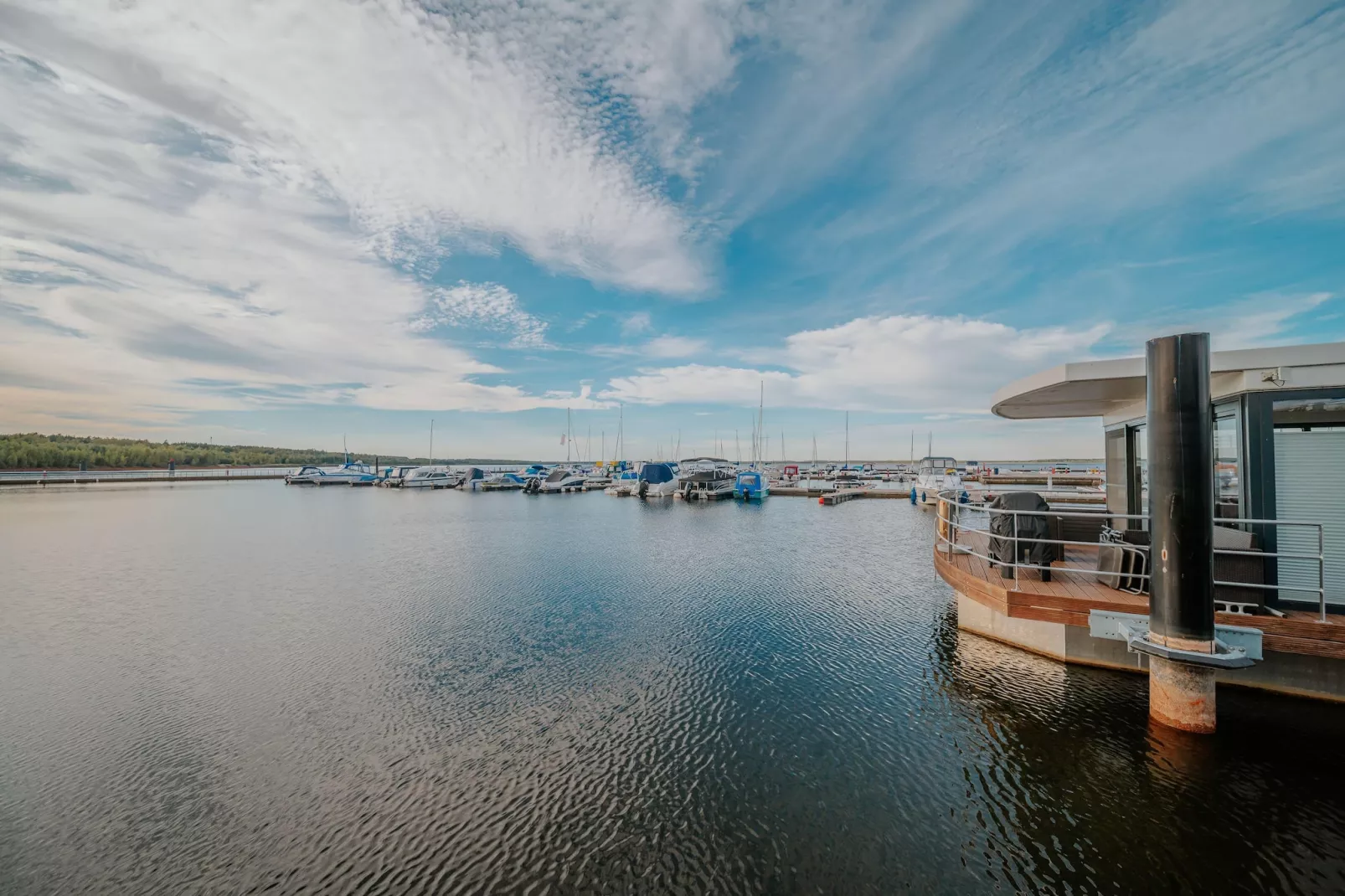 Hausboot am Bärwalder See-Terrassenbalkon
